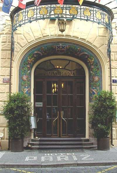 Hotel Paris entrance